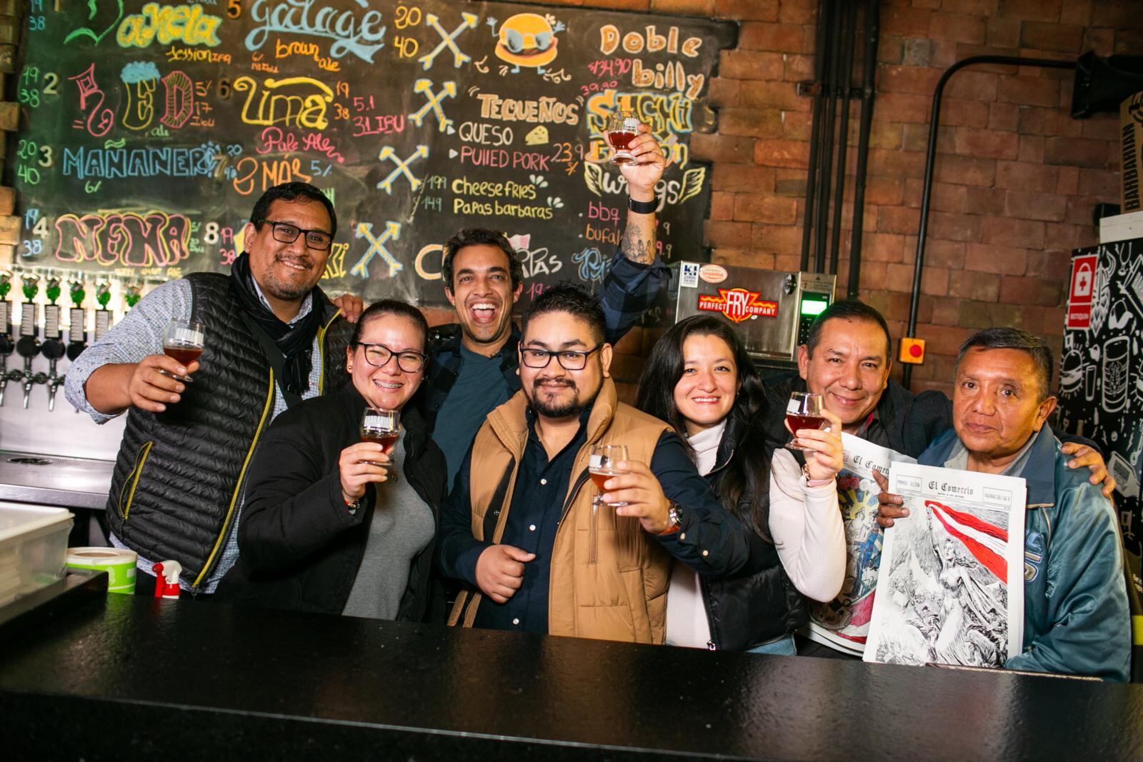 Jorge Morales, Sandra Tello, Noé Alvarado, Melissa Taboada, José Fajardo y Víctor Fajardo junto al creador de Barbarian Ignacio Schwalb en la experiencia de El Comercio.