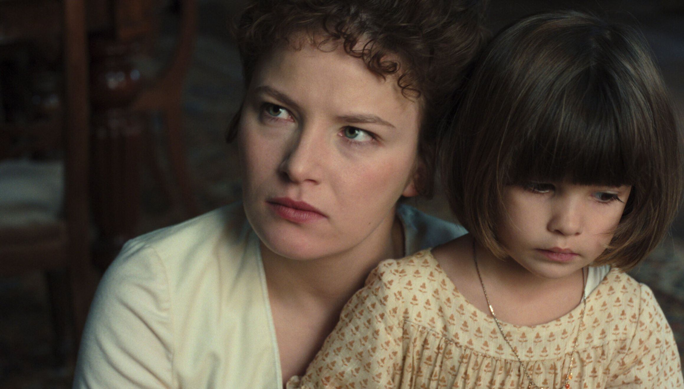 Isabel de Baviera con su hija en "La emperatriz" (Foto: Netflix)