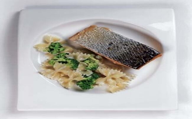 Salmón glaseado con pasta y brócoli