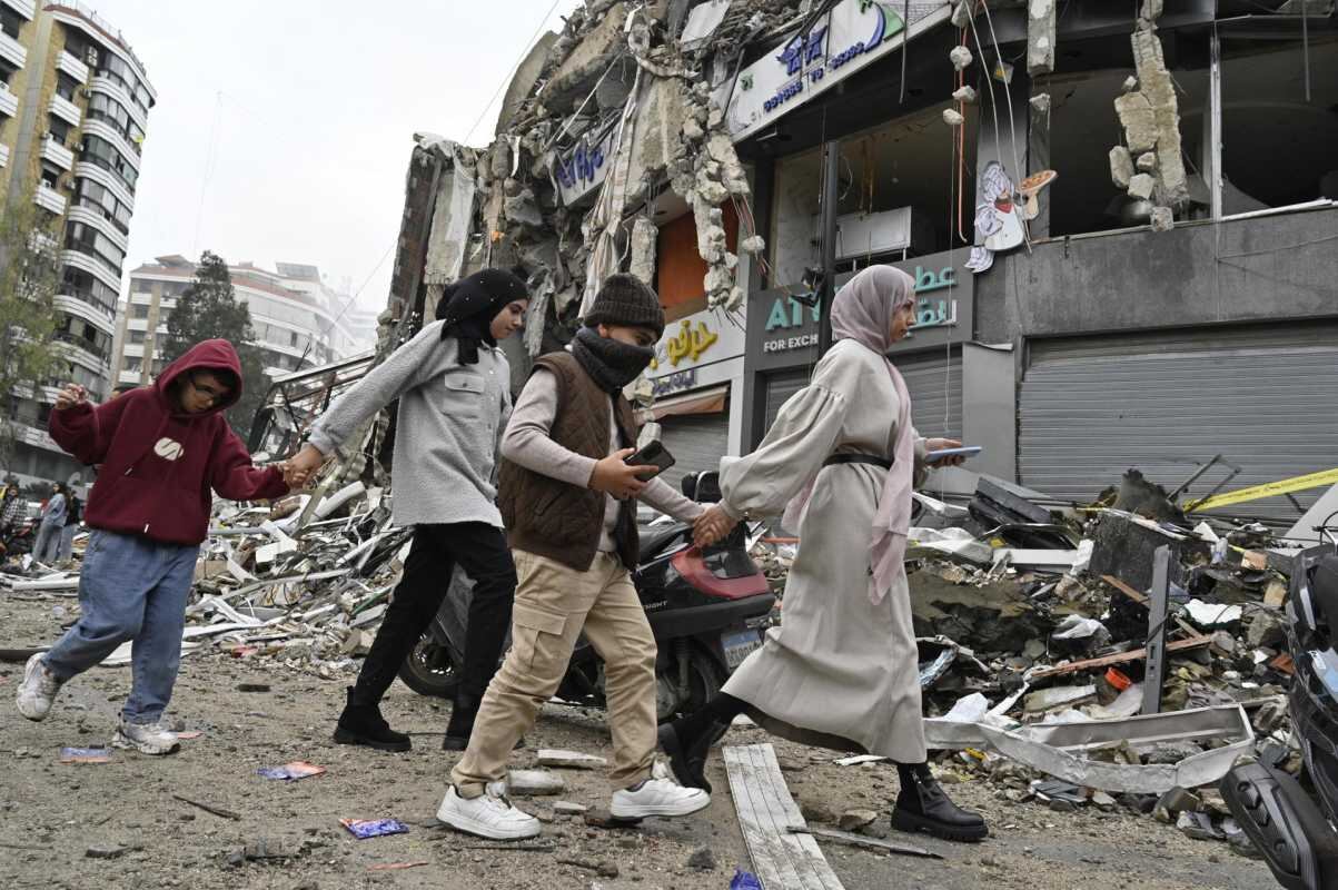 Los libaneses caminan junto a los escombros de un edificio después de que entrara en vigor un alto el fuego con Israel, en el distrito de Dahieh, en el sur de Beirut, Líbano, el 27 de noviembre de 2024. Foto: EFE/EPA/WAEL HAMZEH