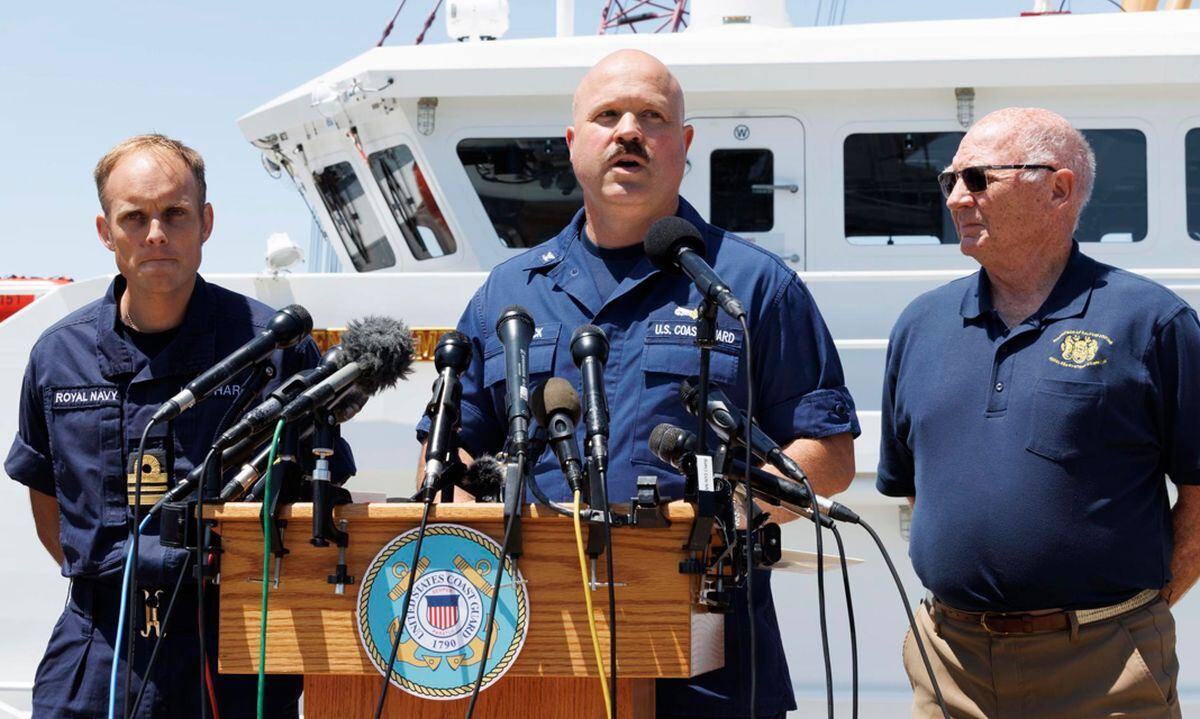 El Capitán Jamie Frederick (C), el Primer Distrito de la Guardia Costera informa a los medios de comunicación sobre la búsqueda en curso de un sumergible, mientras está de pie con el Lt Cdr Rich Kantharia Royal Navy (L) y Paul Hankins Director de Salvamento con la Marina de los EE. UU. (R) , en el muelle de la base de la Guardia Costera de Boston, en Boston, Massachusetts (Foto: EFE/EPA/CJ GUNTHER)