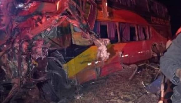 Choque se dio entre buses de la empresa San Martín y Cruz del Sur. Una retroexcavadora sin luces habría ocasionado el trágico accidente. Foto: difusión