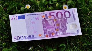 Investigan misteriosa lluvia de billetes en una ciudad de Alemania
