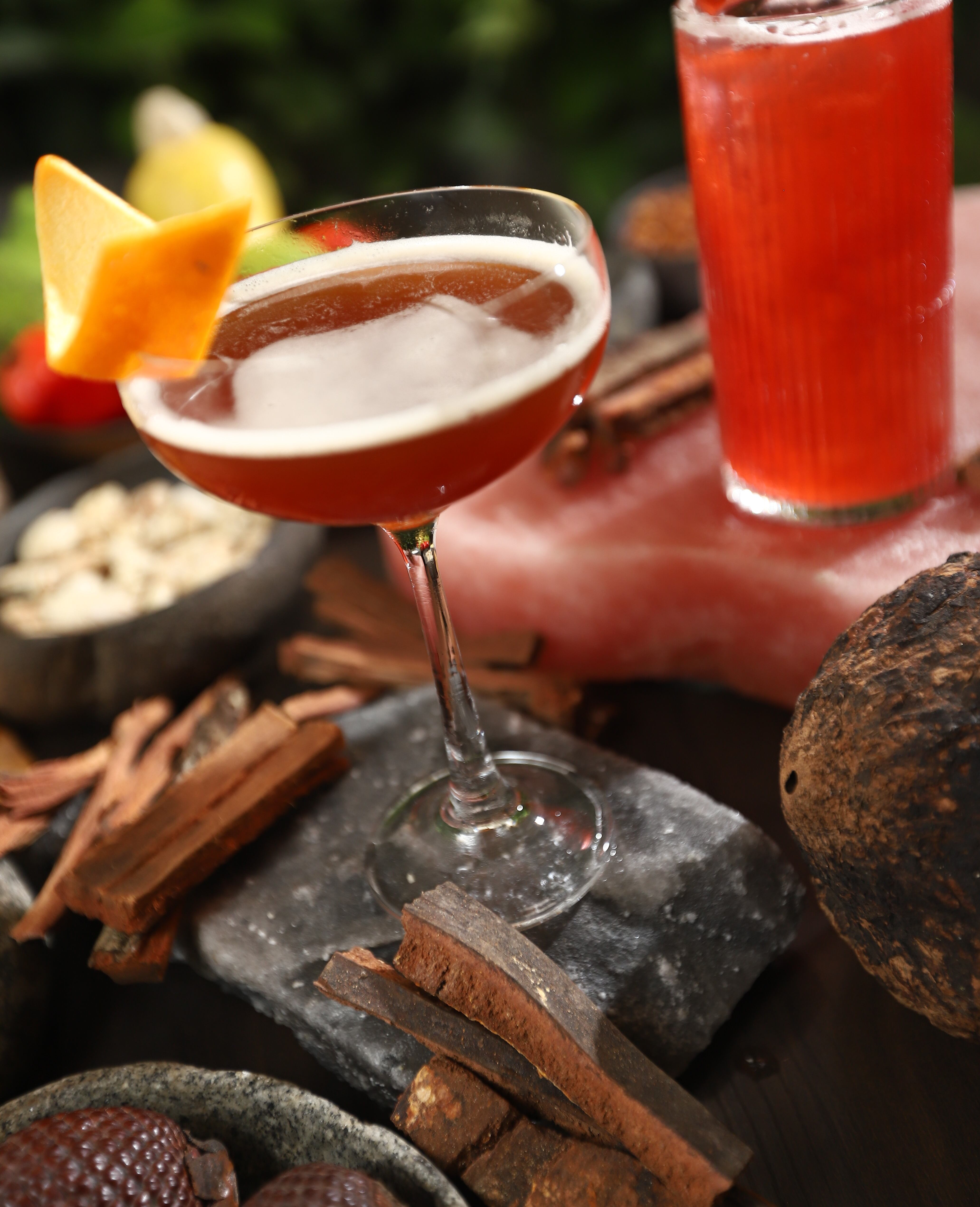 La barra del restaurante Awa apuesta por insumos amazónicos y cócteles clásicos, simples y limpios. El macerado de 7 raíces es uno de sus ingredientes.