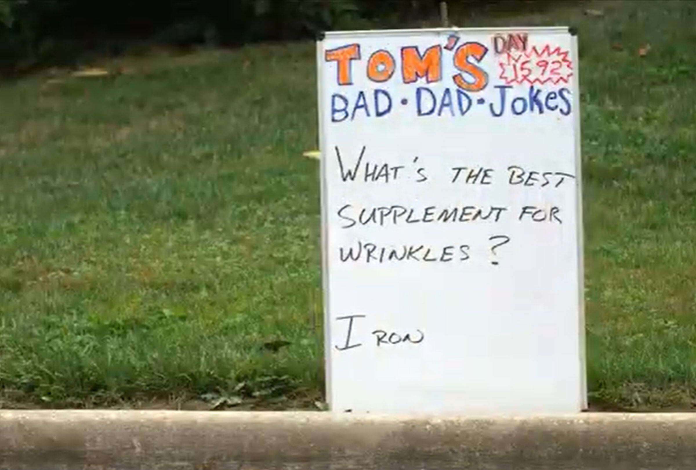 VIDEO VIRAL | Esta imagen muestra que la pizarra con el chiste que escribió Tom Schruben está bien ubicada para que las personas que pasen puedan verla y reírse. (Foto: KVUE / YouTube)