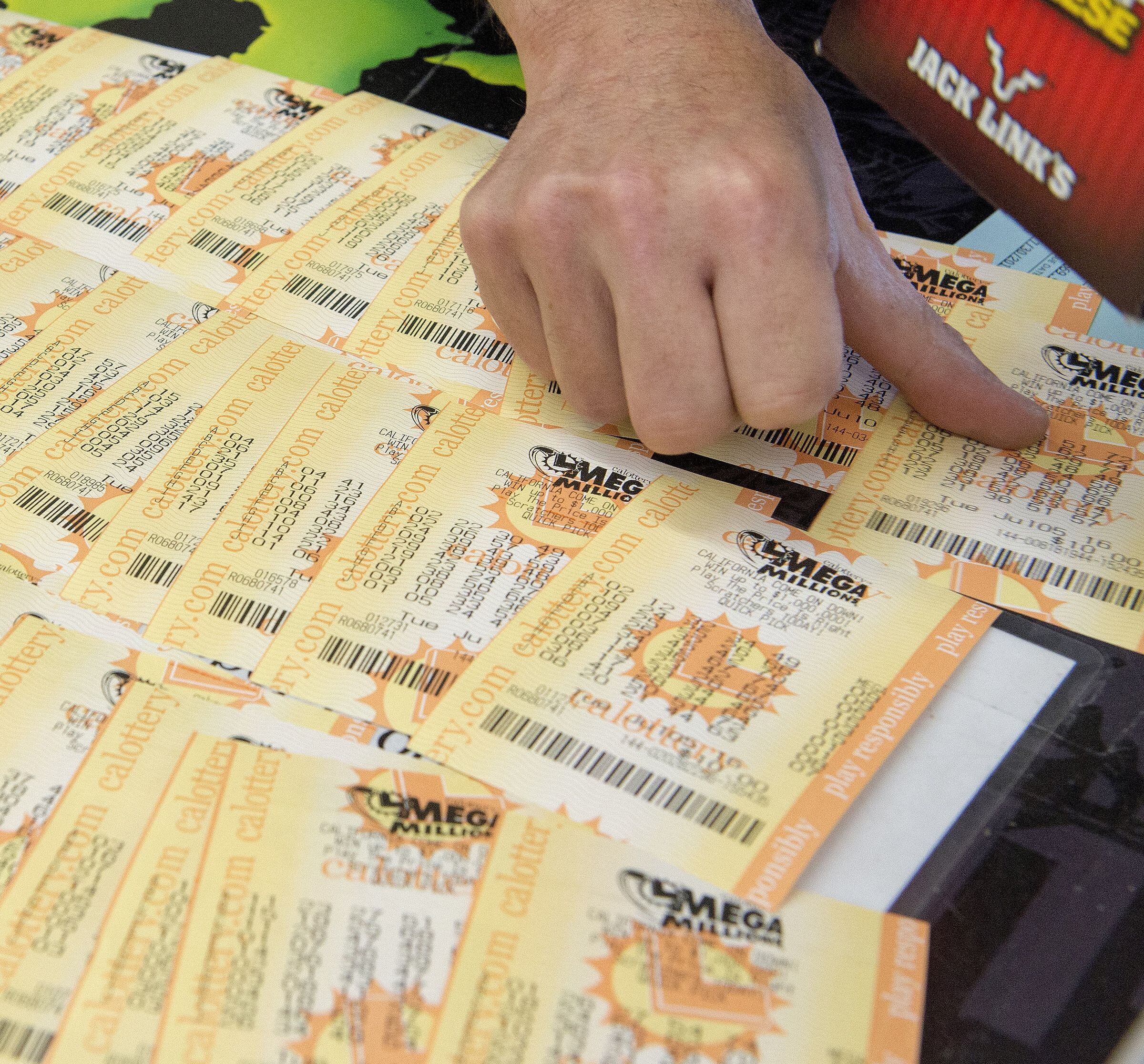 Hay un total de nueve formas de ganar un premio en Mega Millions, que van desde el premio mayor hasta $10, con cinco multiplicadores asignados aleatoriamente en la compra y aplicables a todos los premios que no sean el premio mayor. (Foto: Leonard Ortiz / Digital First Media / Orange County Register vía Getty Images)