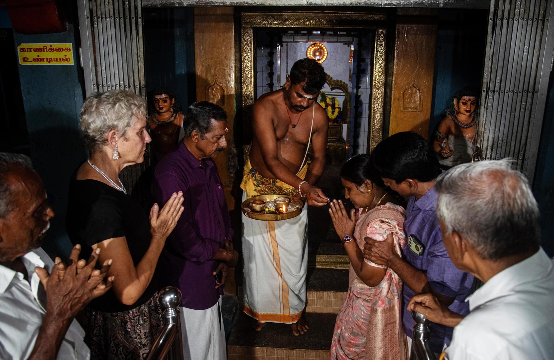 Un sacerdote indio distribuye prasad o dulces después de una oración de buena suerte a Kamala Harris en Thulasendrapuram, el pueblo ancestral de la vicepresidenta estadounidense y candidata presidencial demócrata Kamala Harris, en el estado de Tamil Nadu, India, el 05 de noviembre de 2024. EFE/EPA/RAGUL KRISHNAN