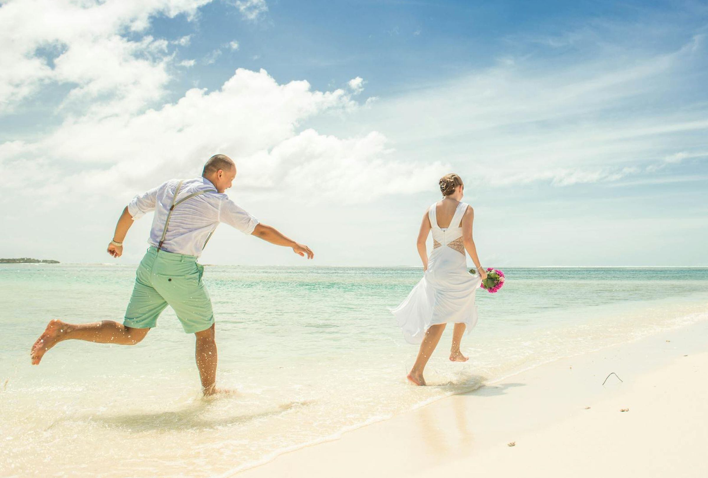 Esta es una imagen referencial de una pareja corriendo en la playa. (Foto: Asad Photo Maldives / Pexels)