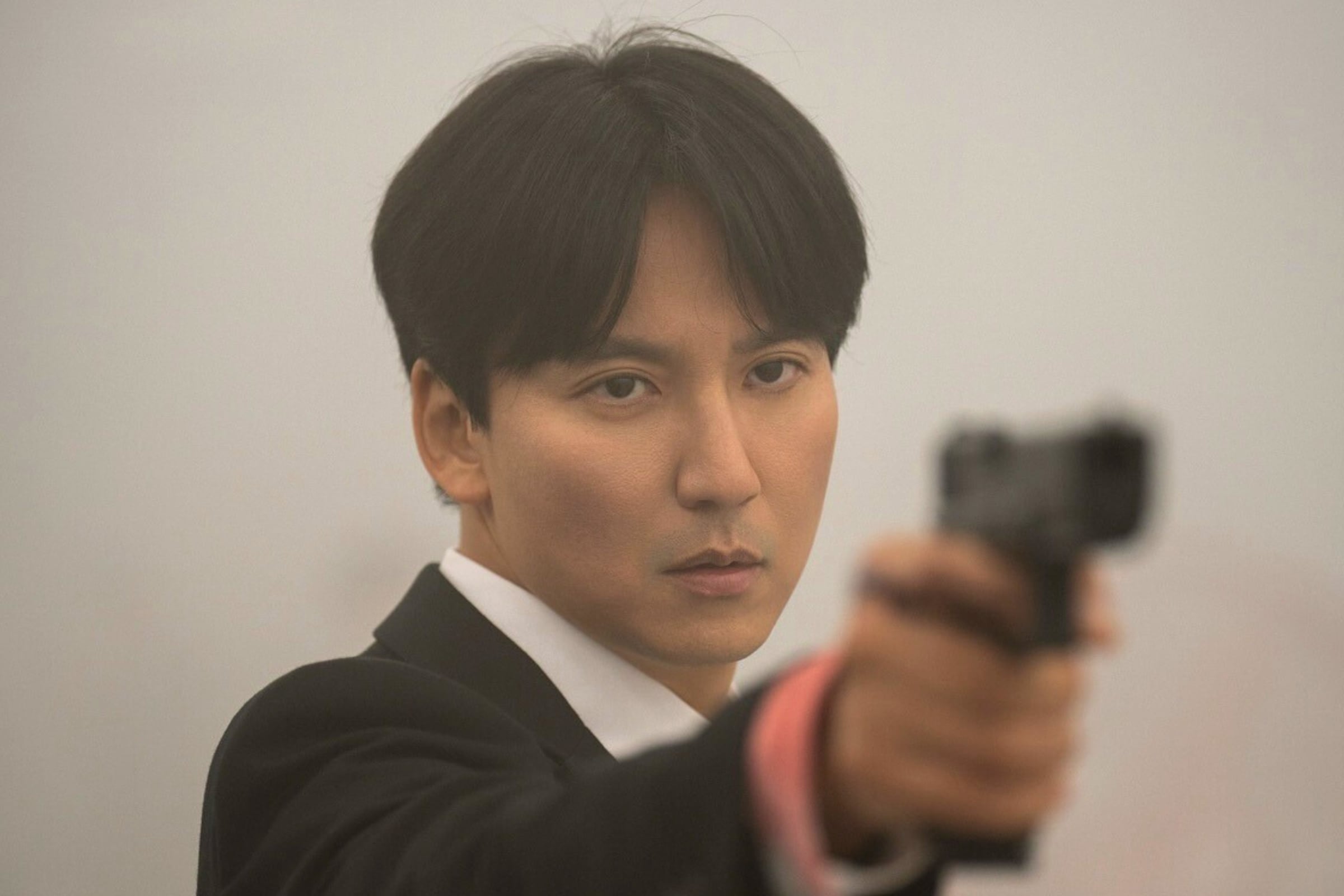 Lee Do (Kim Nam-gil) logra detener a Baek al final de la serie coreana "Gatillo" (Foto: Netflix)