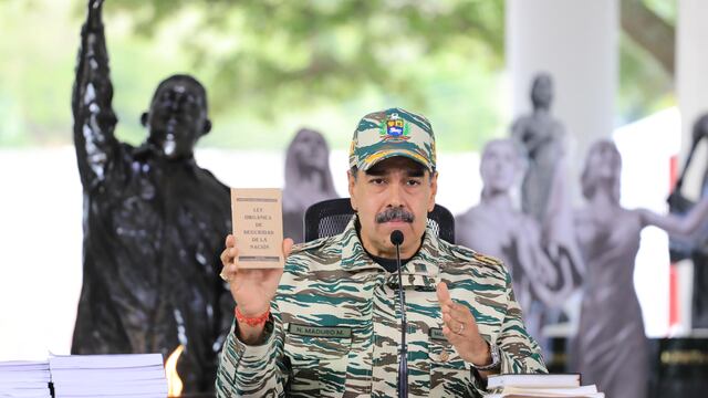 Maduro dice que si Venezuela fuera agredida “pasaría a una etapa de lucha armada”