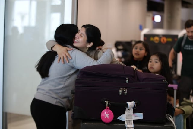 Familiares se funden en un abrazo en el Aeropuerto Jorge Chávez tras meses de separación, a pocas horas de celebrarse la Navidad. (Foto: Violeta Ayasta/@photo.gec)