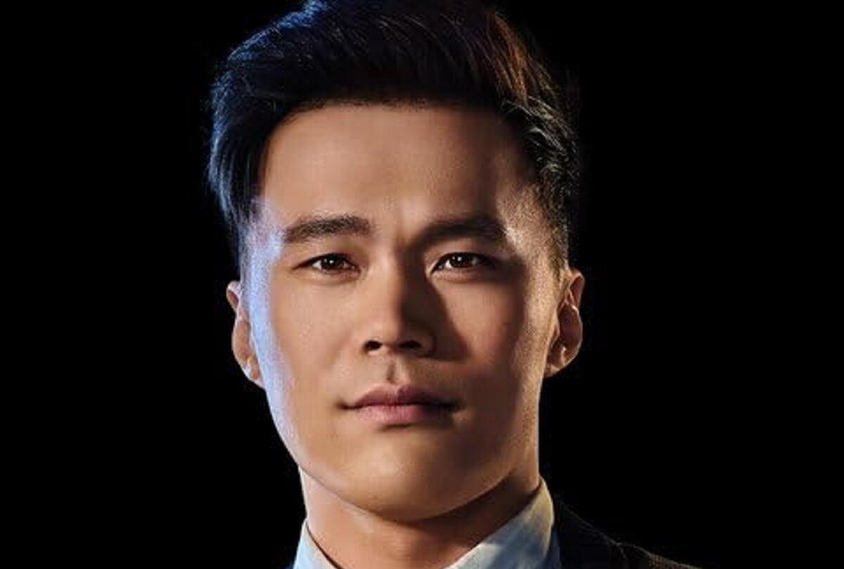 John Harlan Kim interpreta a Blaise Powell, uno de los amigos de Lucien, en la serie "Juegos sexuales" (Foto: Amazon Prime Video)