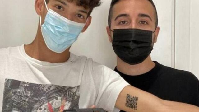 “Me gusta ser diferente”: Andrea Colonnetta, el joven italiano que se tatuó su pasaporte sanitario en el brazo