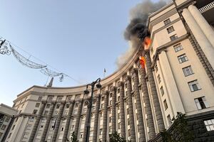 Rusia golpea la sede del gobierno de Ucrania en el mayor bombardeo de la guerra con más de 800 drones y misiles