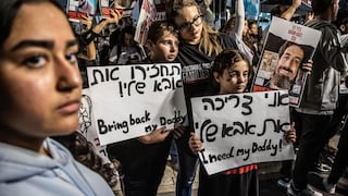 Tel Aviv: entre rezos y cánticos, miles exigen la liberación de todos los rehenes tras 50 días