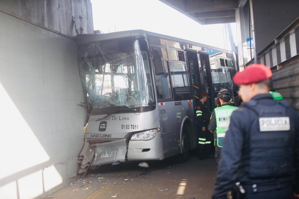 Agentes policiales y personal de la ATU resguardan el área del accidente en la estación México y controlan el tránsito vehicular. (Foto: César Grados/@photo.gec)
