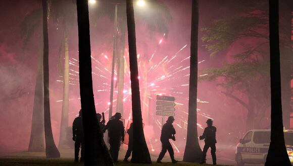 Fuegos artificiales estallan durante los enfrentamientos con la policía en Le Port, isla francesa de La Reunión en el Océano Índico, el 30 de junio de 2023. (Foto de Richard BOUHET / AFP)