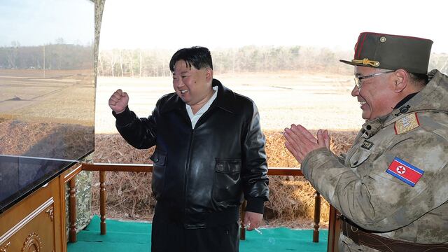 Kim Jong-un supervisa maniobras de artillería “de aniquilación” en Corea del Norte