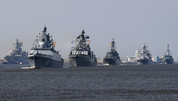Los barcos de la armada de Rusia navegan cerca de la base naval de Kronshtadt en las afueras de San Petersburgo el 20 de julio de 2018. (Foto referencial, OLGA MALTSEVA / AFP).