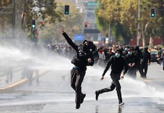 Miles de estudiantes en Chile protestan contra Kast por recortes a la educación