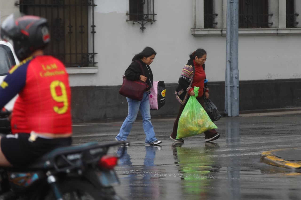 Lima amaneció con calles mojadas debido a la lluvia que se produjo en la madrugada. Foto: Violeta Ayasta/@photo.gec