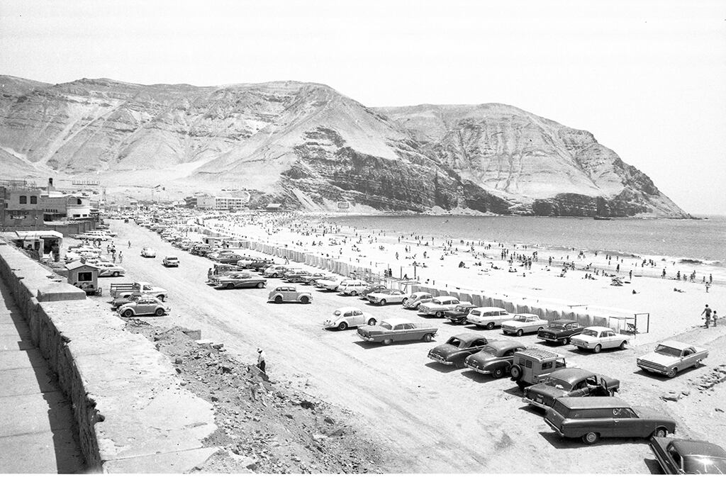 Impresionante vista panorámica de la playa La Herradura, Chorrillos, durante la década de 1960. (Foto: Archivo Histórico de El Comercio)