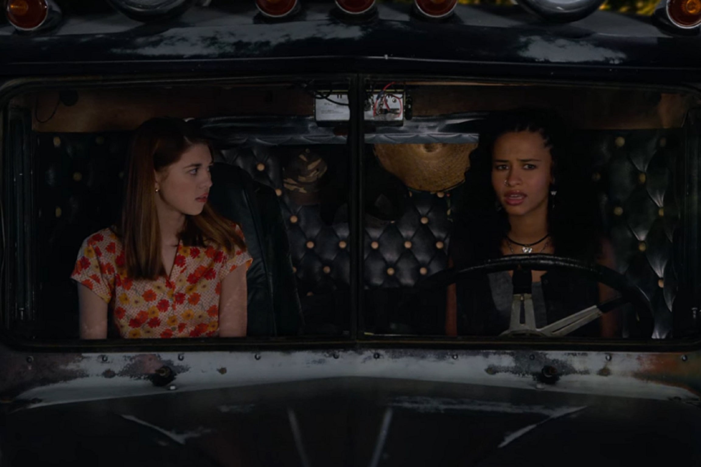 Leia Forman (Callie Haverda) y Gwen Runck (Ashley Aufderheide) roban un camión en la tercera temporada de "That '90s Show" (Foto: Netflix)