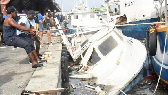 Un daño significativo a los buques pesqueros en el complejo pesquero de Bridgetown fue causado por una tormenta del huracán Beryl. EFE/ Gobierno De Barbados