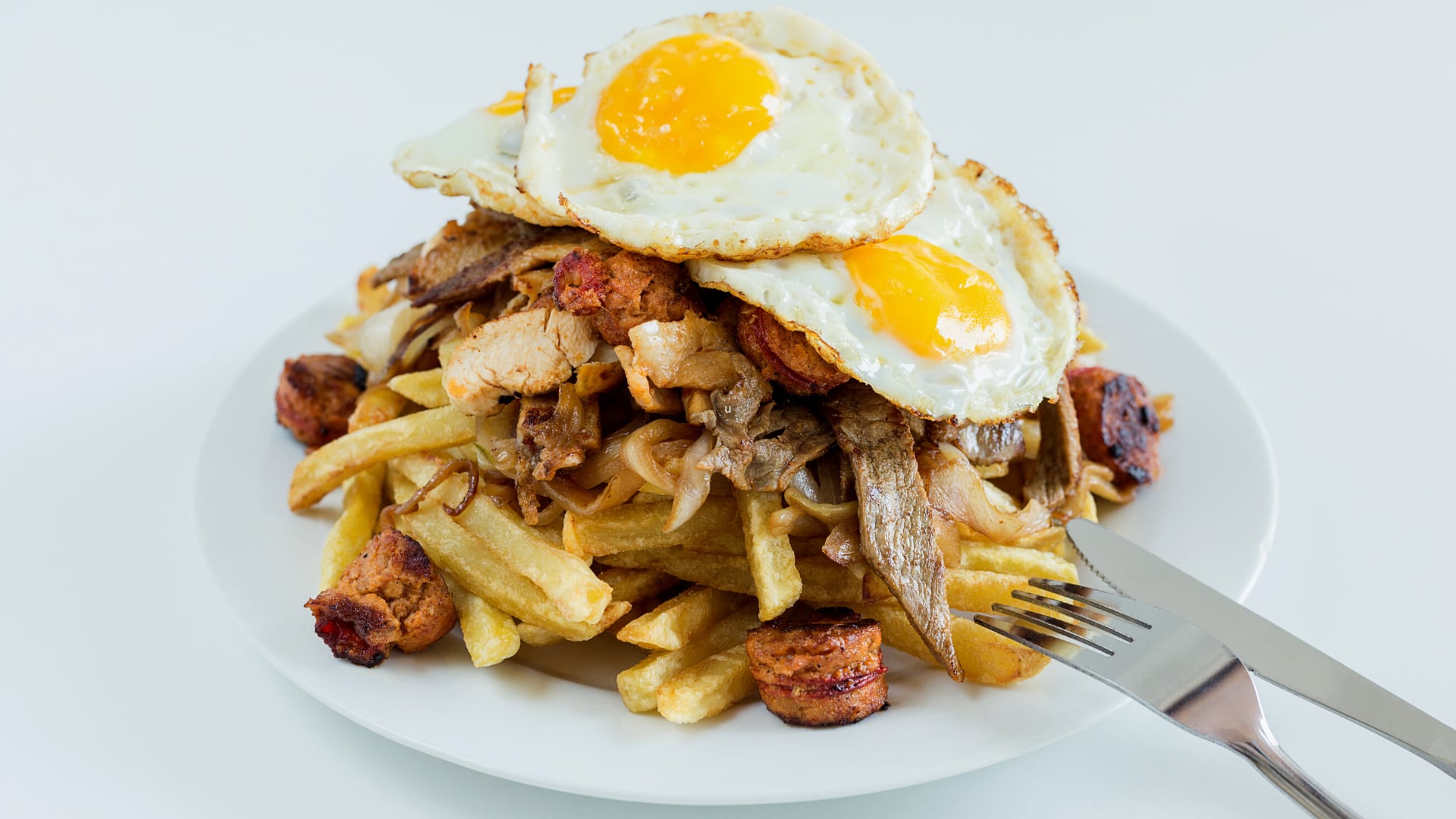 En Chile, debido al gran tamaño con el que usualmente sirve, la chorrillana es considerada un plato grupal y se vende para dos, tres o más personas.