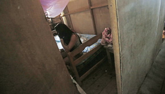 Víctima de trata de personas con fines de explotación sexual captada en imágenes durante un operativo policial en la selva peruana. (Foto: El Comercio)