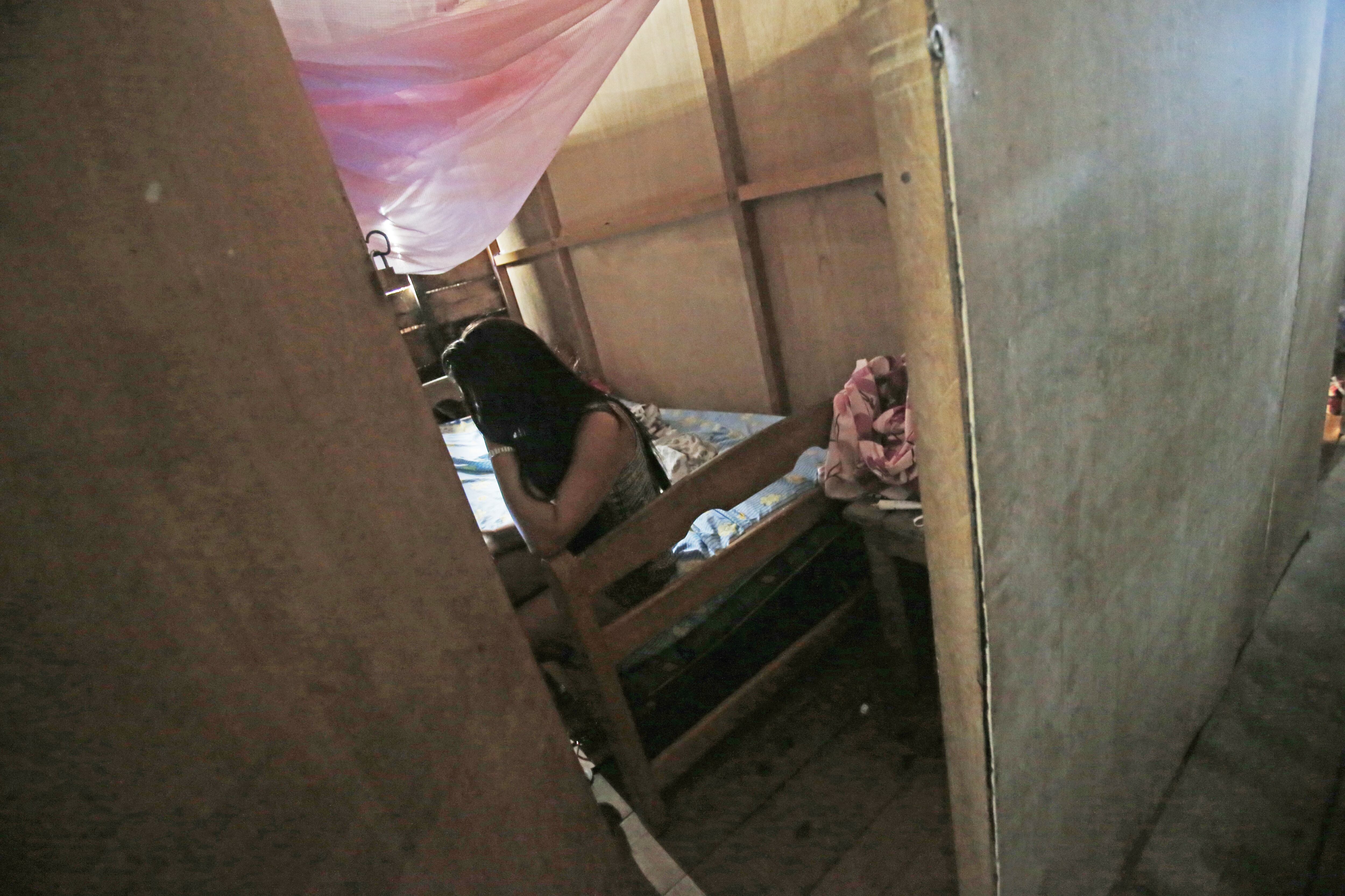 Víctima de trata de personas con fines de explotación sexual captada en imágenes durante un operativo policial en la selva peruana. (Foto: El Comercio)