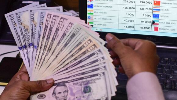 Conoce cómo se cotiza el dólar en el Perú en las apps gratuitas de cambio disponibles en el mercado | Foto: AFP / Referencial