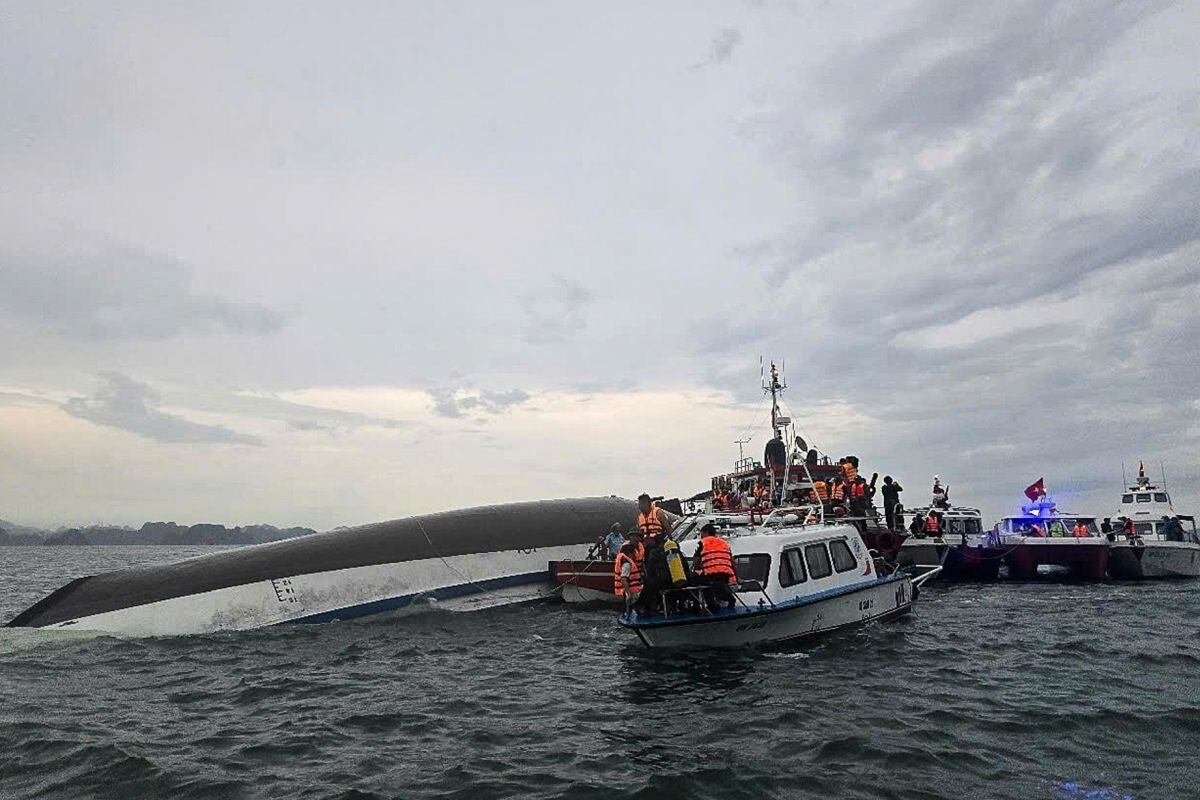 Una foto facilitada por la Agencia de Noticias de Vietnam muestra a los equipos de rescate buscando víctimas tras el vuelco de un barco turístico en la bahía de Ha Long, provincia de Quang Ninh, Vietnam. Foto: EFE/EPA/VIETNAM NEWS AGENCY