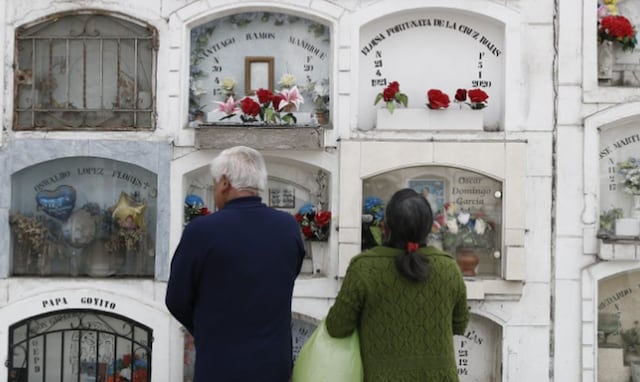 Una pareja de adultos mayores llegó hasta el cementerio El Ángel para honrar a un ser querido en el Día del Padre | César Campos/@photo.gec