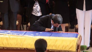 Mahmoud Ahmadinejad besó el féretro de Hugo Chávez 