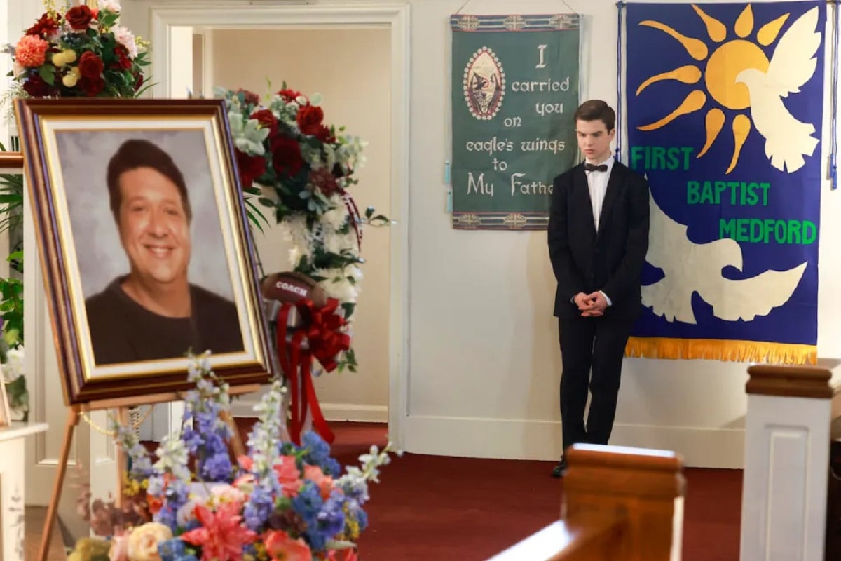 Sheldon (Iain Armitage) imagina que da un discurso en el funeral de su padre en el penúltimo capítulo de la séptima temporada de "Young Sheldon" (Foto: CBS)