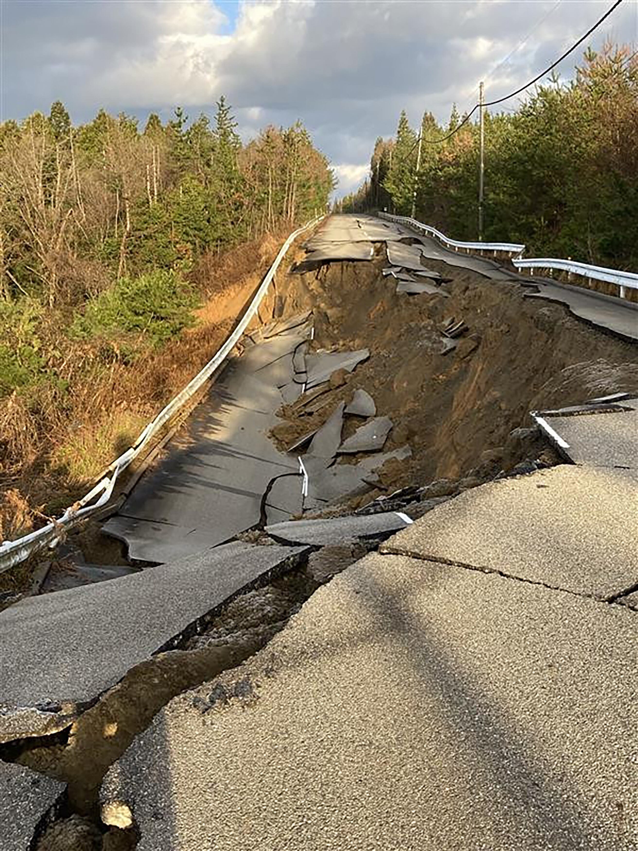 Una carretera colapsada cerca de la ciudad de Shika, prefectura de Ishikawa, el 2 de enero de 2024, un día después del gran terremoto. (Foto de JIJI PRESS / AFP).