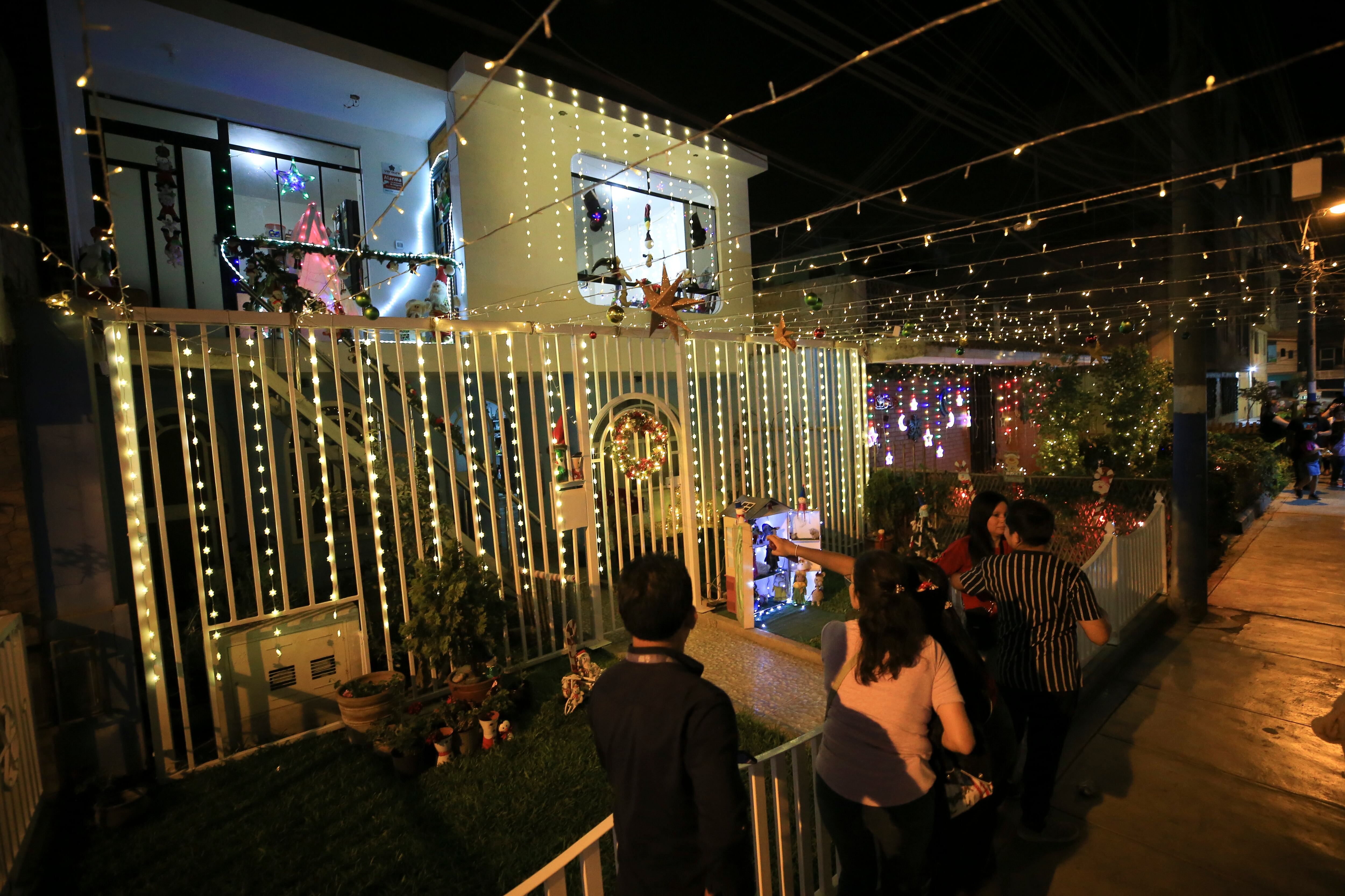 Las decoraciones, que incluyen más de 1.000 luces, llenan el lugar de un brillo especial cuando cae la noche (foto: Cesar Bueno / gec).