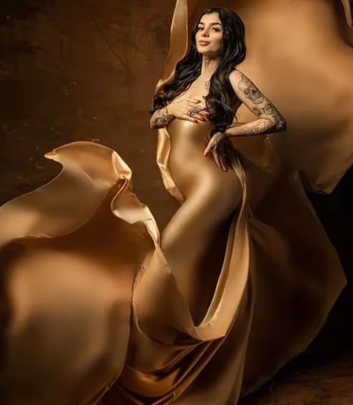 La modelo anunció su embarazo con un vestido dorado (Foto: Karely Ruiz / Facebook)