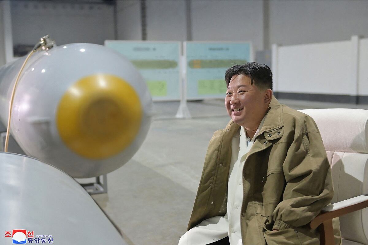 El líder norcoreano, Kim Jong-un, inspecciona el sistema submarino de armas de ataque estratégico nuclear "Haeil" en un lugar no revelado de Corea del Norte, en marzo de 2023. (Foto de KCNA VIA KNS / AFP)