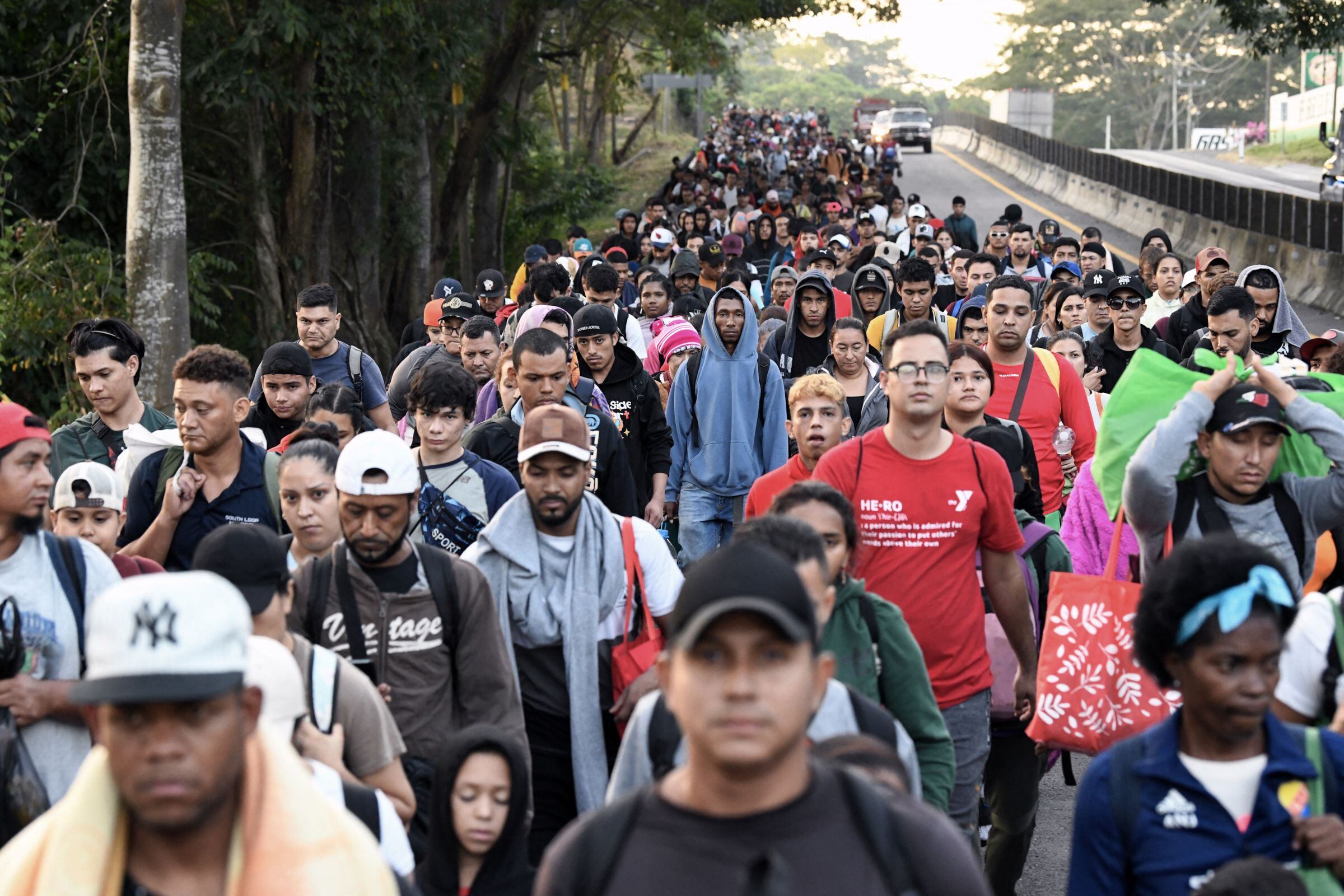 A pesar de las advertencias de Donald Trump, decenas de inmigrantes siguen dirigiéndose a la frontera (Foto: Isaac Guzman / AFP)