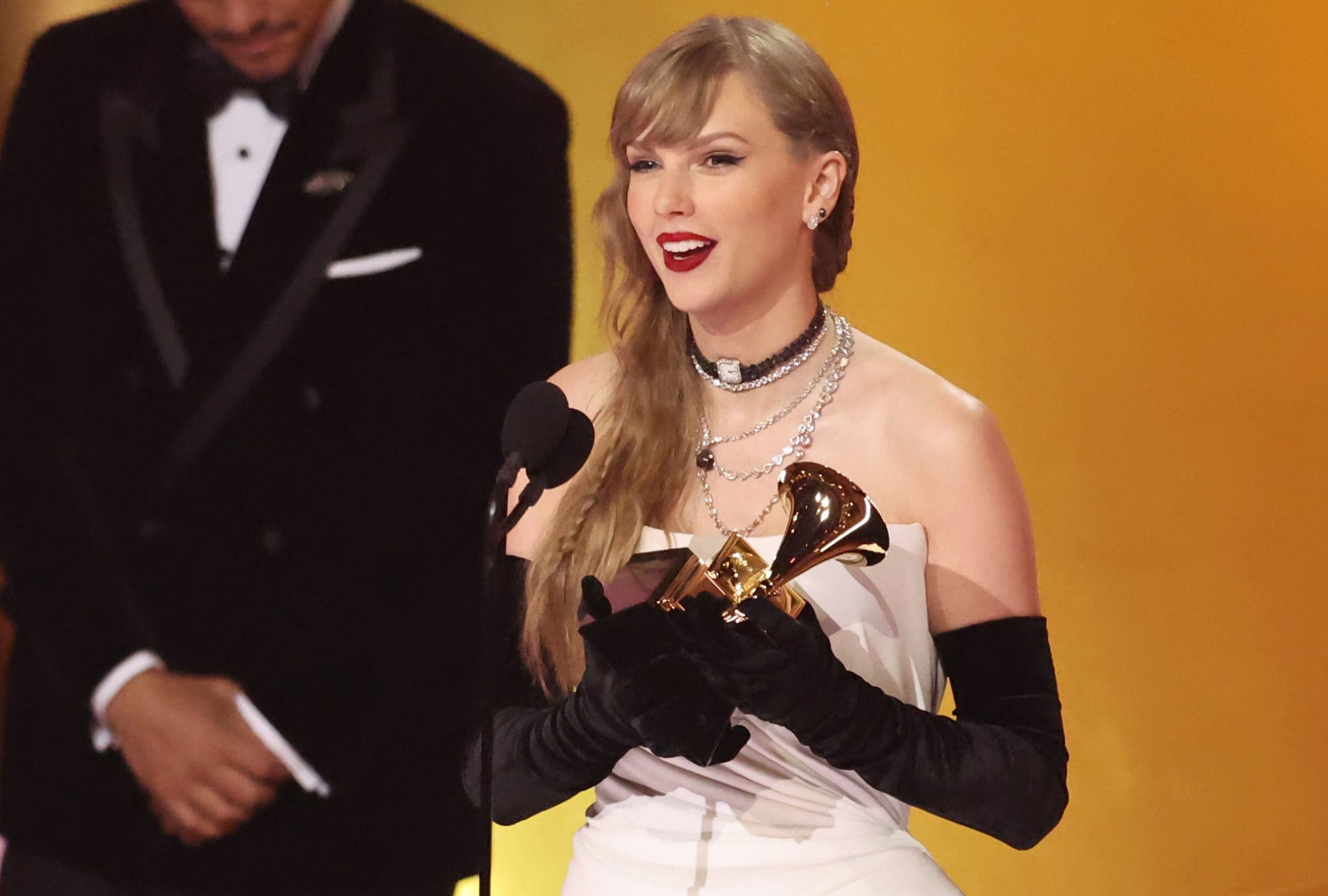 En esta imagen aparece Taylor Swift sosteniendo un Grammy. (Foto: Kevin Mazur / Getty Images for The Recording Academy)