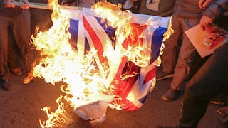 “¡Muerte al Reino Unido!”: Manifestantes queman bandera británica tras detención del embajador en Irán | FOTOS