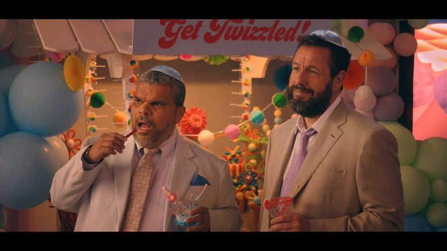 Adam Sandler y su compañero de rodaje Luis Guzmán en ¡No estás invitada a mi bat mitzvá!
