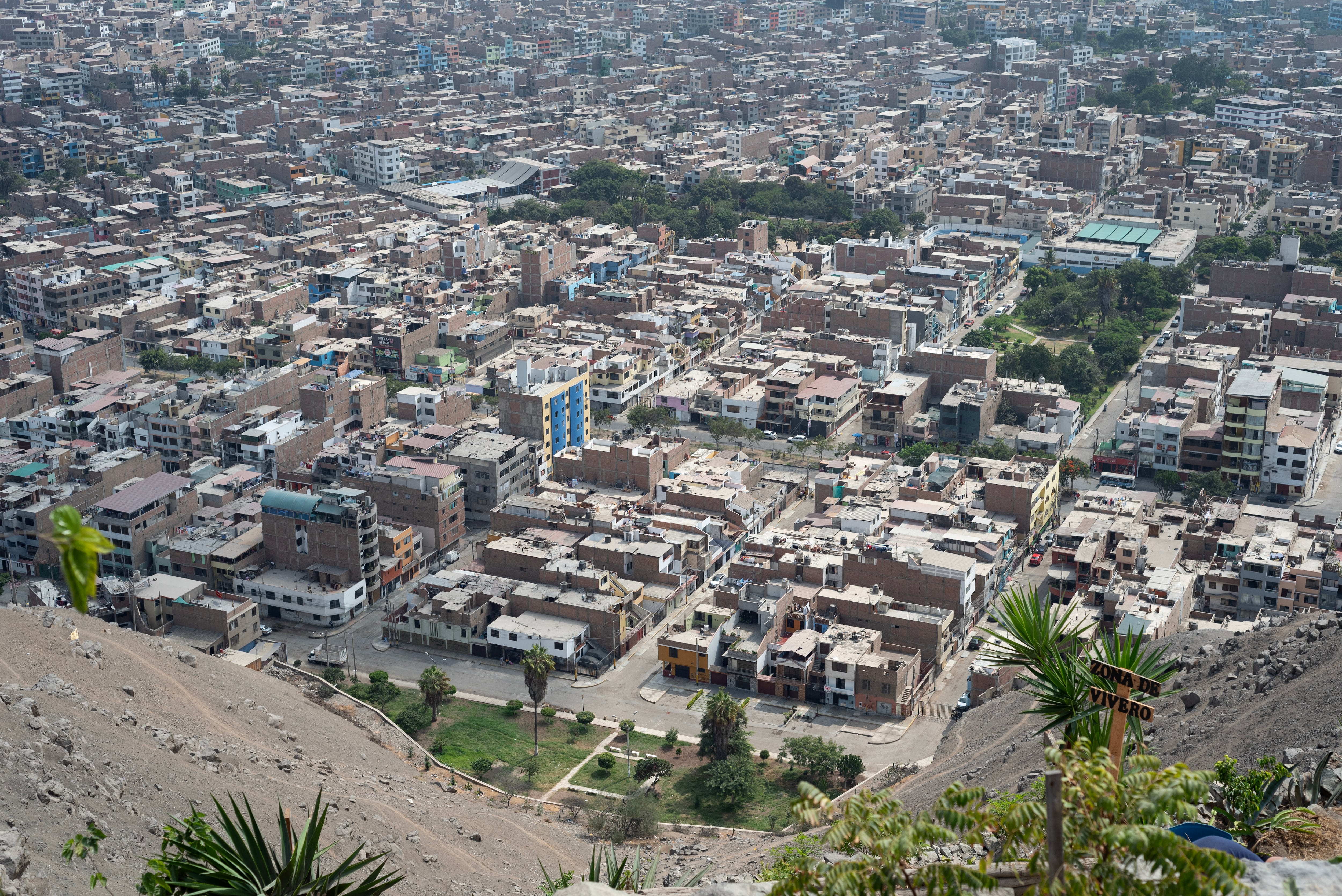 Vista a la avenida San Germán desde el Cerro La Milla, en San Martín de Porres.