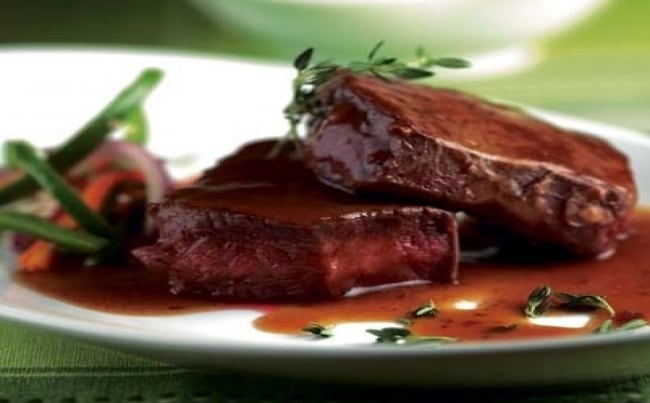 La salsa bordelesa es de origen francés y su preparación se basa en vino tinto con tuétano y especias, aprenda a prepararla fácilmente.