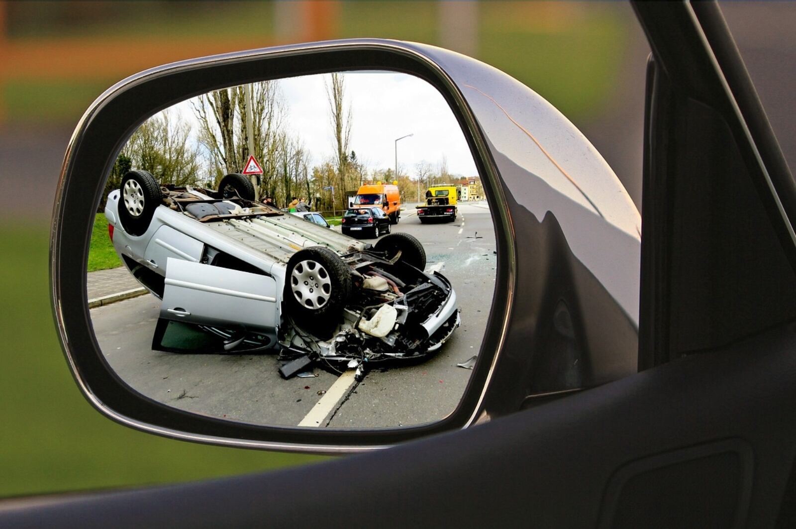 Un auto siniestrado, de cabeza, después de un accidente de tránsito (Foto: Pixabay)