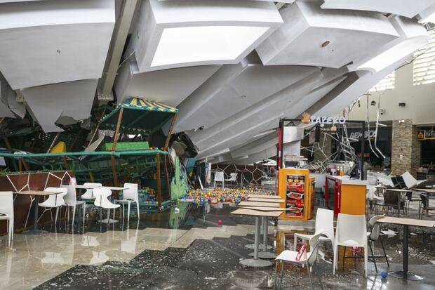 Techo del Real Plaza Trujillo se cae y deja varios heridos y muertos. Foto: Mindef