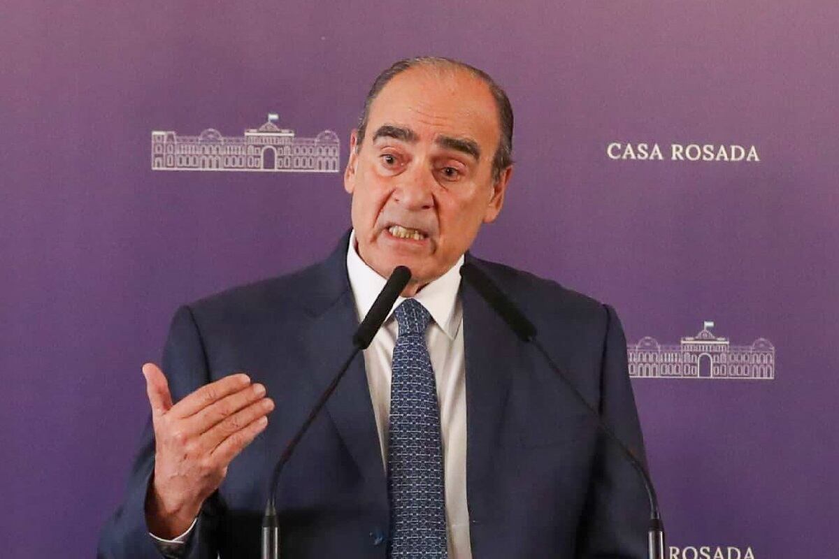 El nuevo jefe de Gabinete Guillermo Francos hablando durante una rueda de prensa en la Casa Rosada, en Buenos Aires, Argentina, el 28 de mayo de 2024. (Foto de la Presidencia de Argentina / EFE)