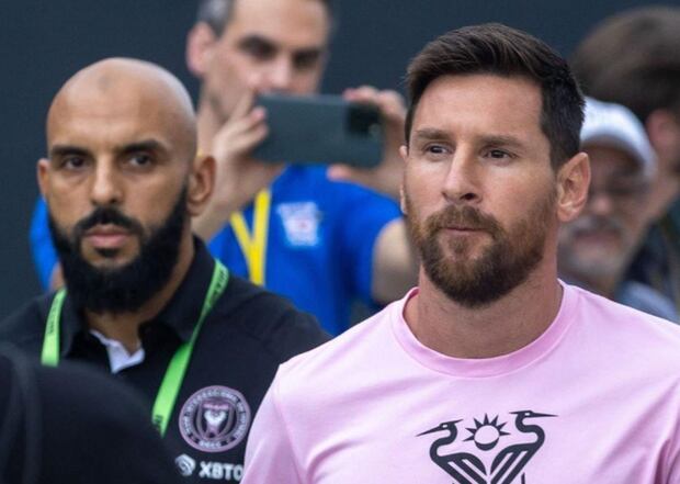 Yassine Cheuko, la seguridad de Lionel Messi que lo cuida en todas partes. (Foto: Twitter)